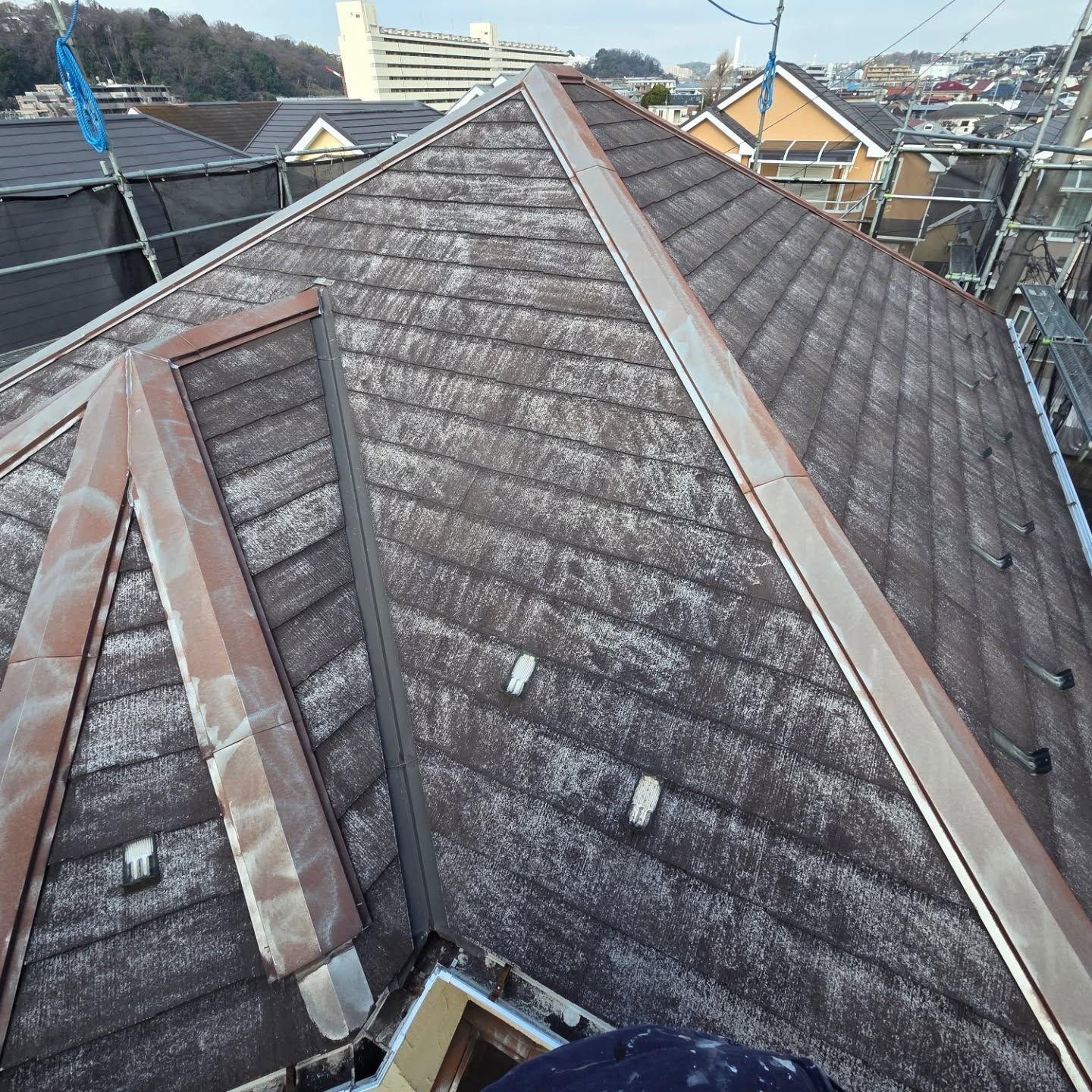 横浜市保土ヶ谷区の戸建で屋根棟のサビ止め塗装を行いました