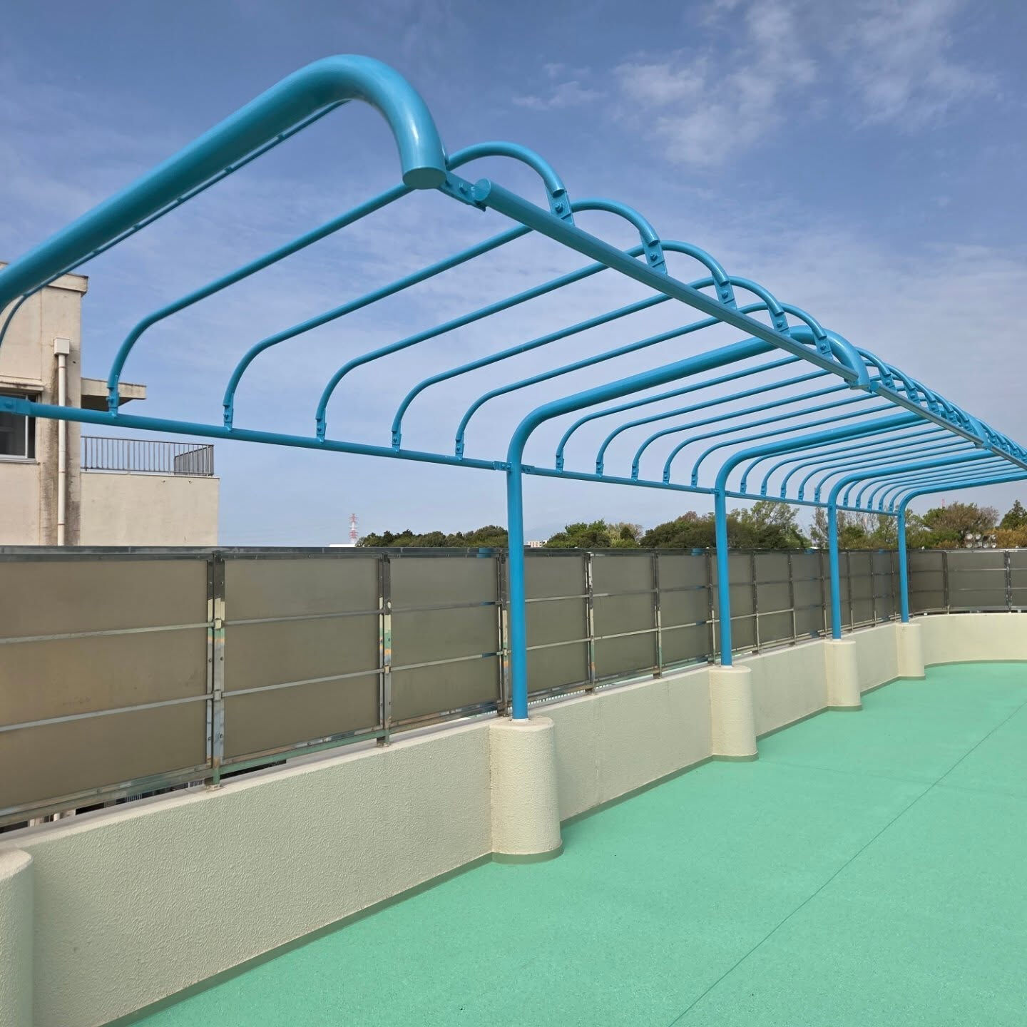 横浜市泉区でプールテントの鉄骨塗装が完了しました