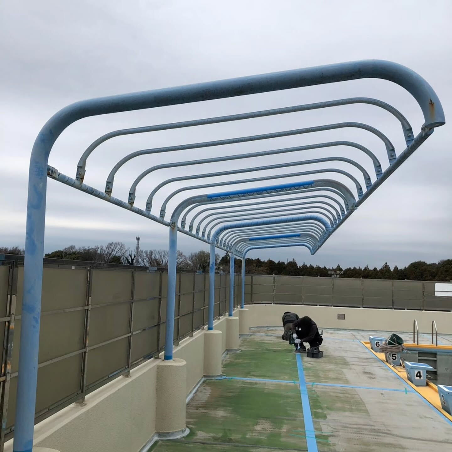 横浜市泉区でプールテントの鉄骨塗装が完了しました