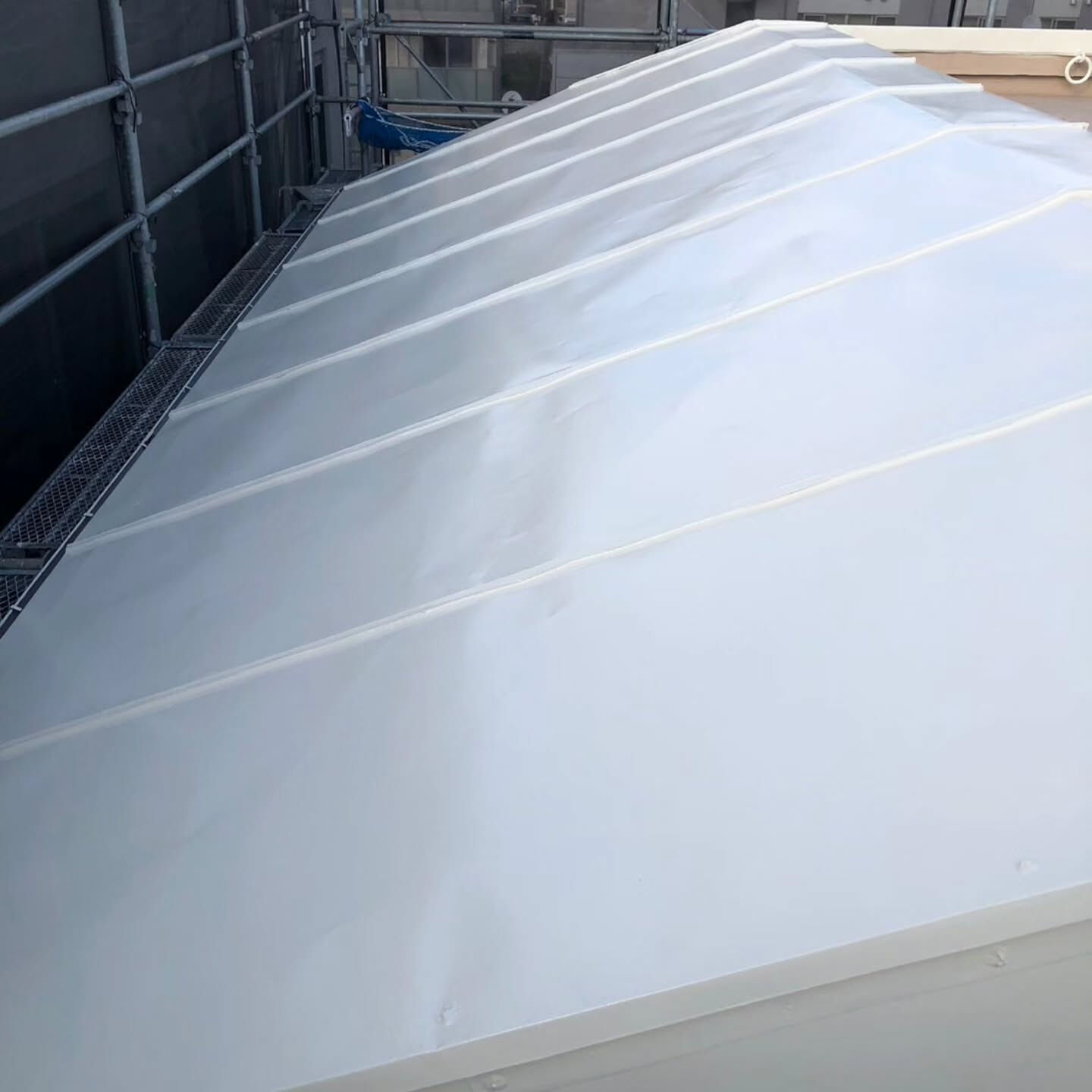 東京都町田市のマンションで屋根の塗装完了しました