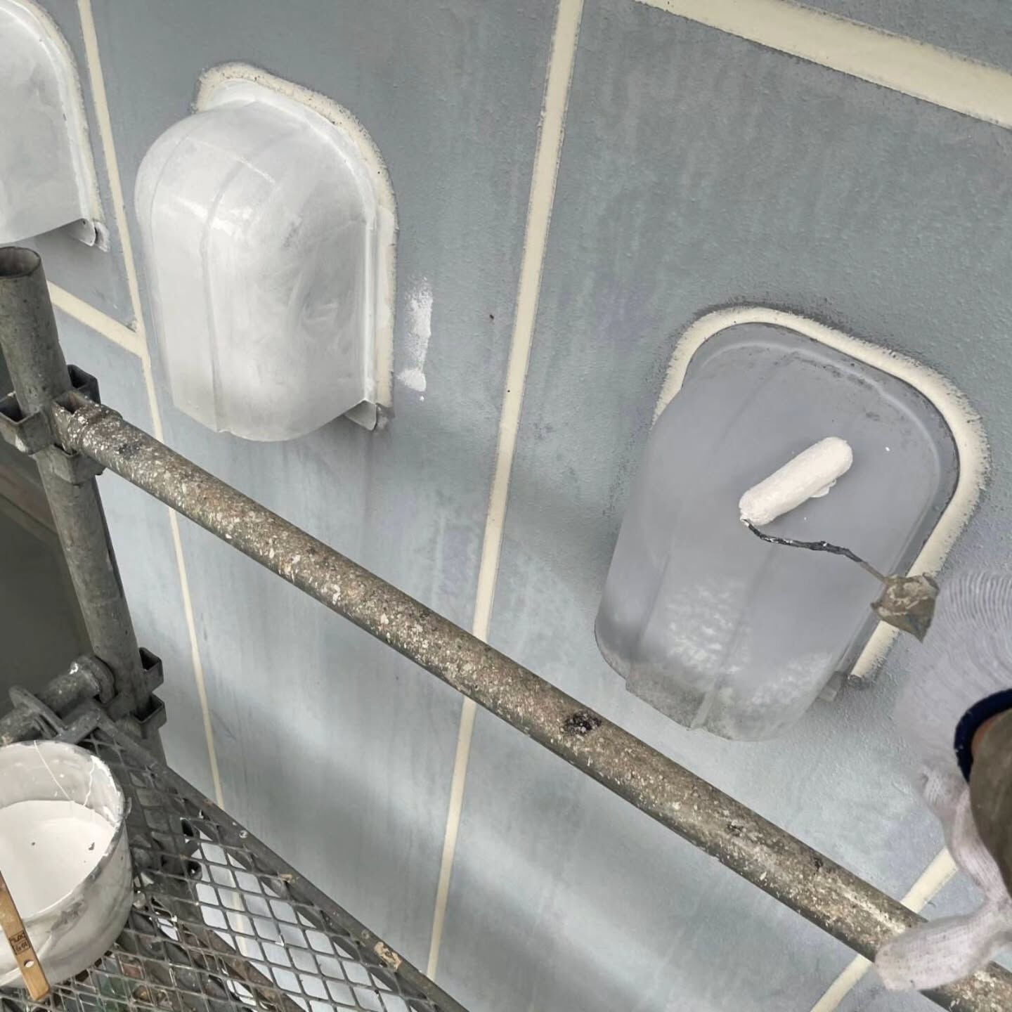 横浜市旭区にて、外壁鉄部塗装のケレン、清掃、目あらし後にサビ