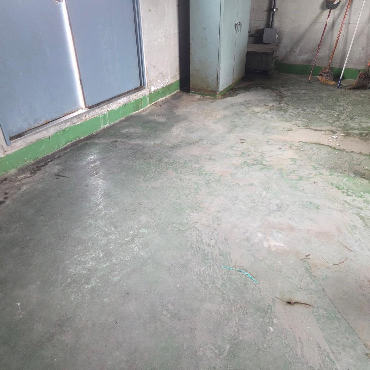 横浜市中区の倉庫にて大雨の日には下の階まで雨水が漏水してると