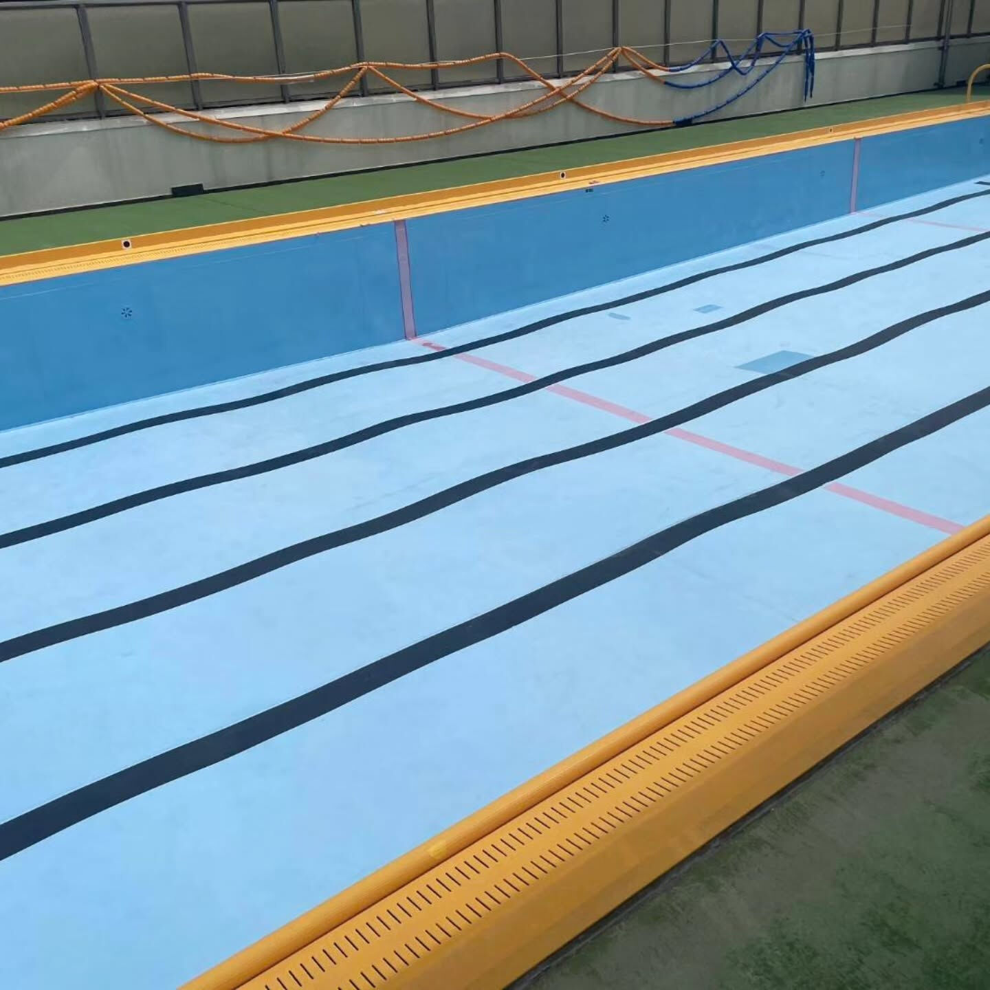横浜市都筑区の学校のプールの緊急補修を行いました