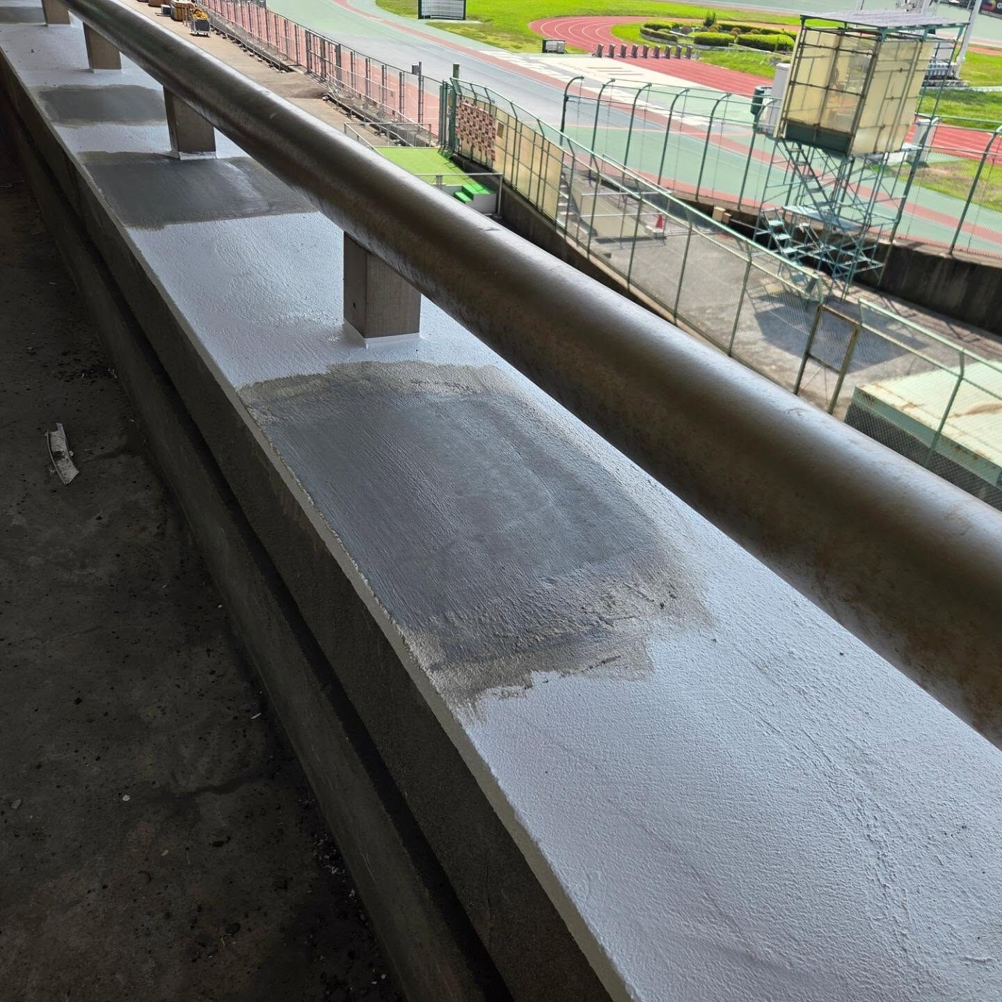 川崎市川崎区にて手摺壁天板の補修作業をしました