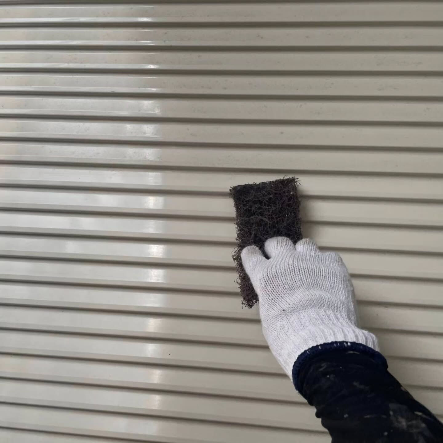 家の外観を新たにする時期が来たら、まずはお住まいの雨戸に注目
