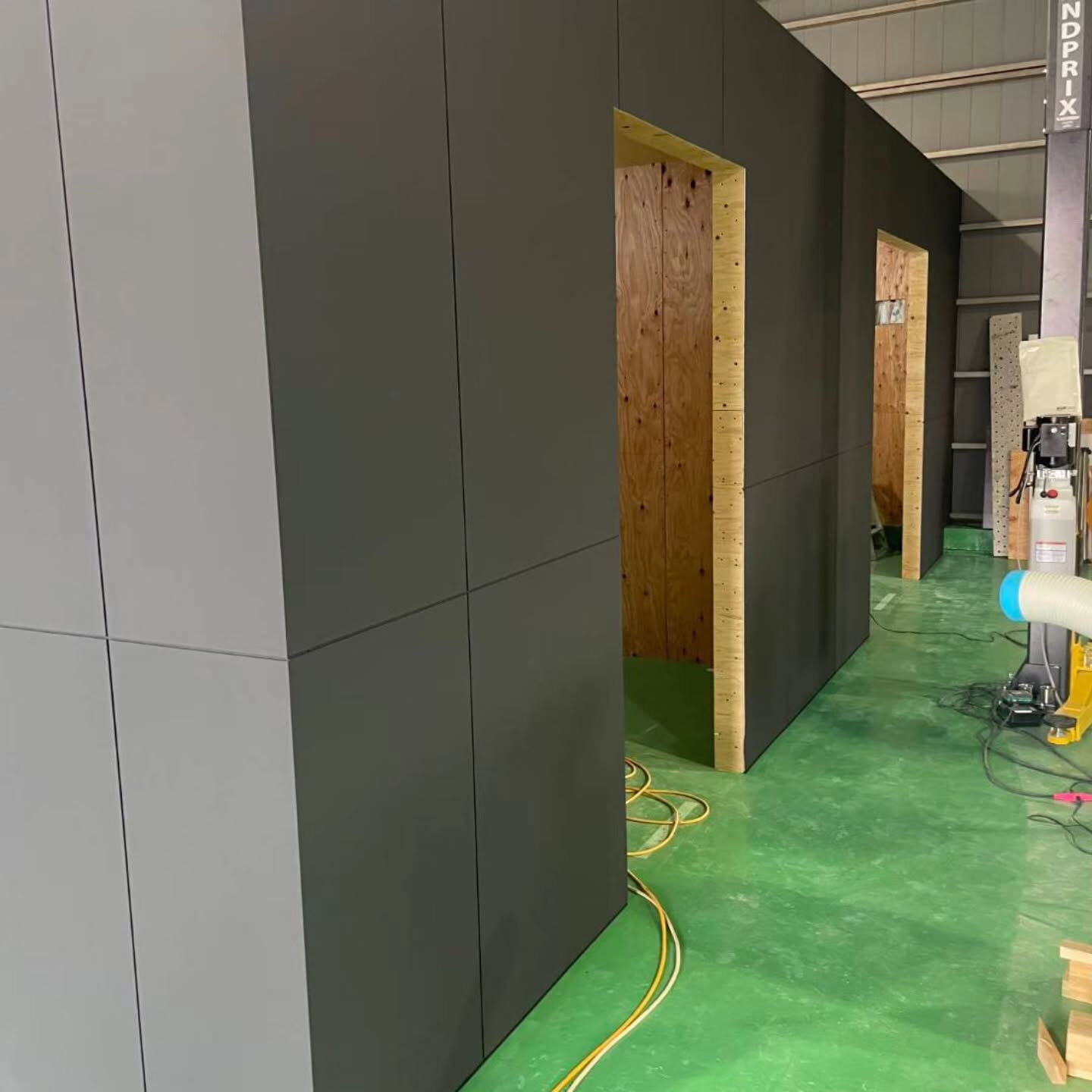 倉庫の内部をもっと明るく、機能的に