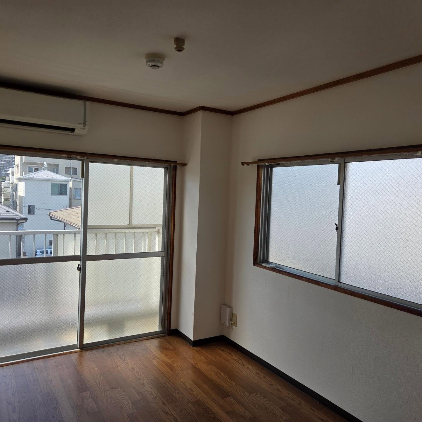 木枠塗装で美しく仕上がったアパートをご覧ください