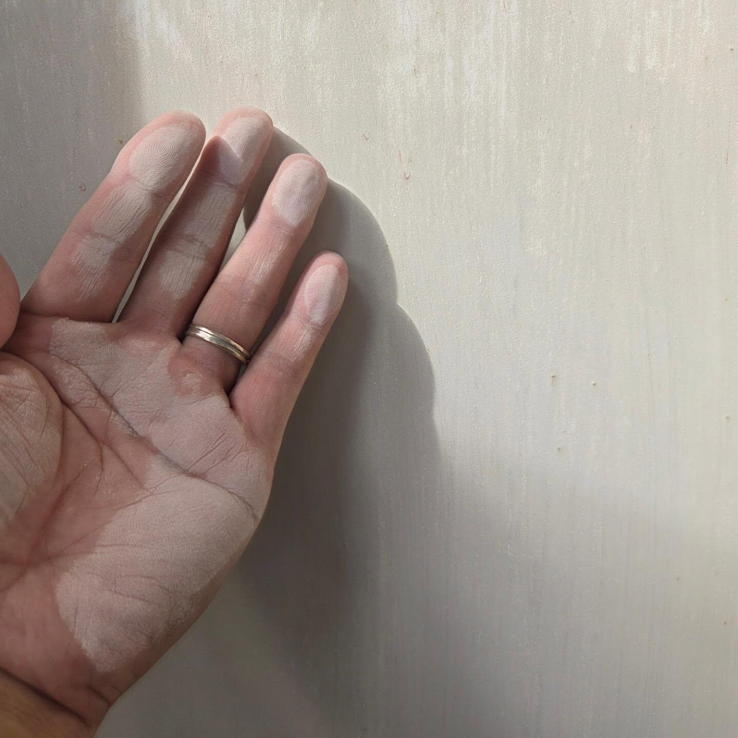 外壁にひと触れ、その後に手が白くなっていませんか？