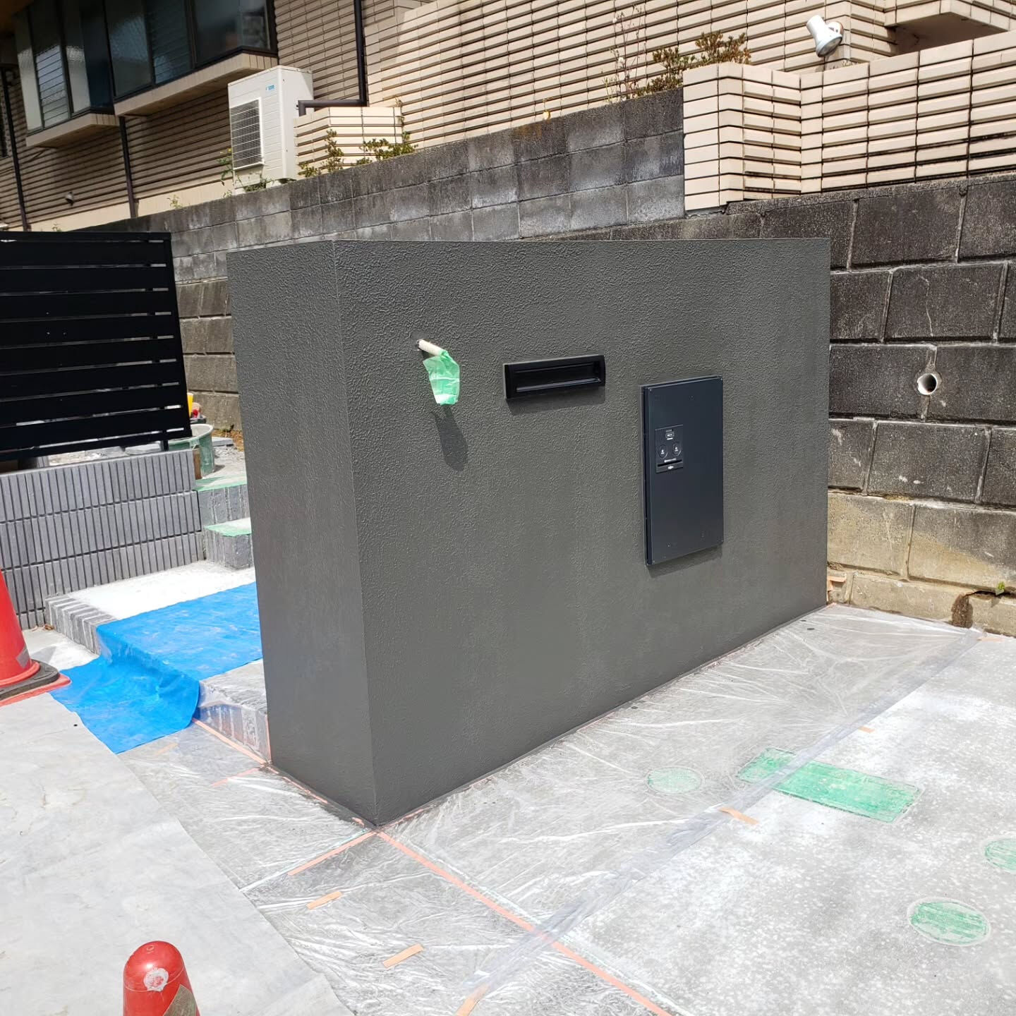 横浜市保土ヶ谷区の新築戸建の擁壁をゆず肌パターンで仕上げまし