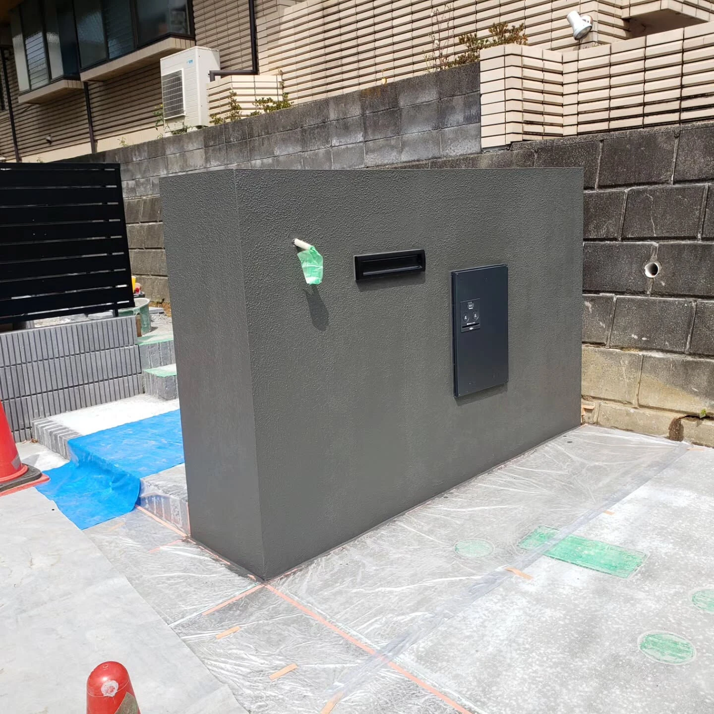 横浜市保土ヶ谷区の新築戸建の擁壁をゆず肌パターンで仕上げまし