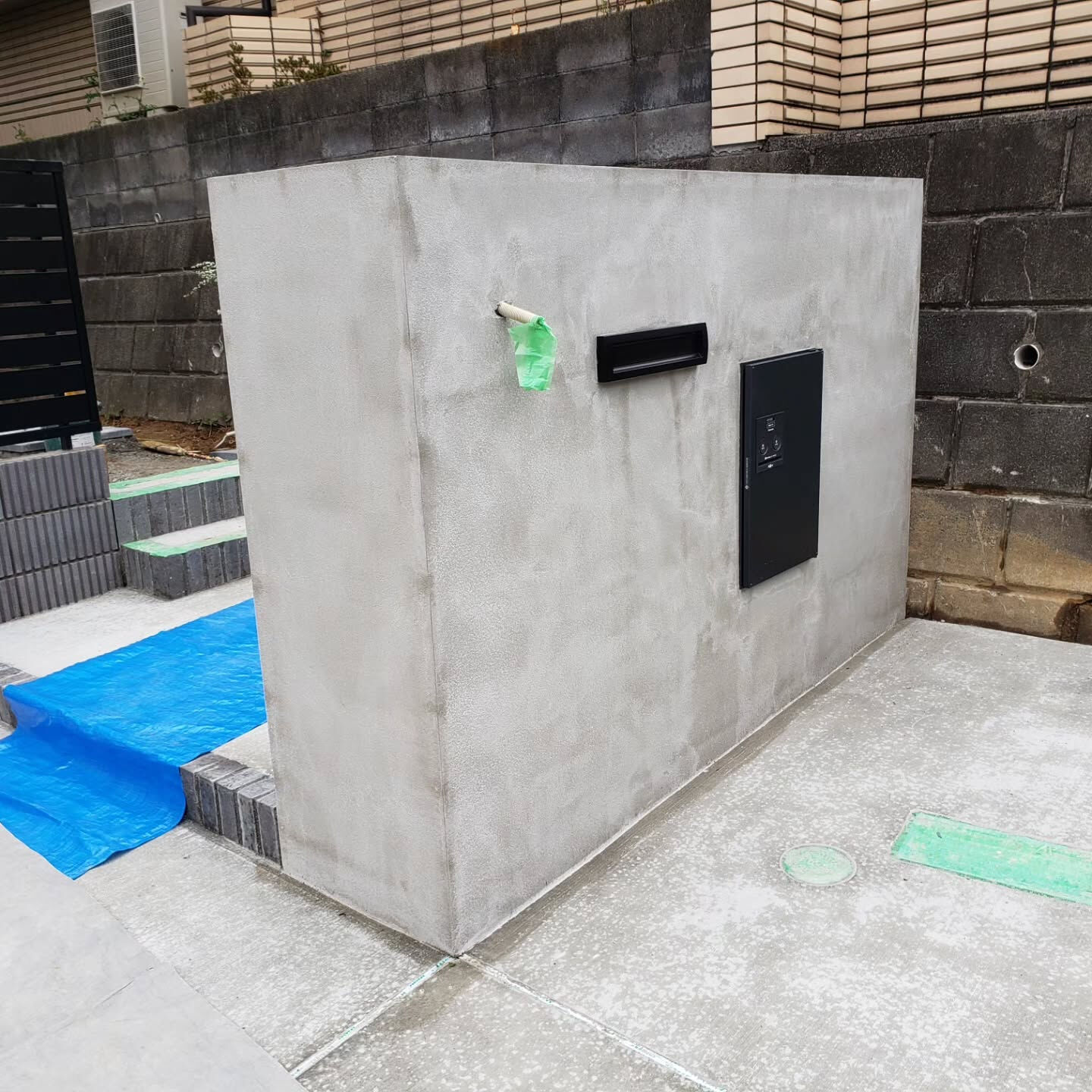 横浜市保土ヶ谷区の新築戸建の擁壁をゆず肌パターンで仕上げまし
